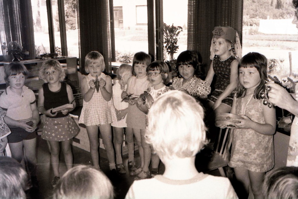 Liesbeth jarig op de kleuterschool 15 augustus 1974(3)